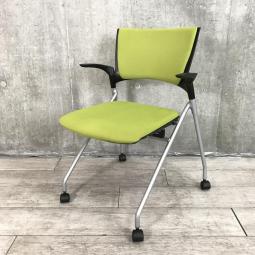 【平行ネスティングで省スペース化！】■イトーキ（ITOKI）製　マノスチェア（MANOSS）　肘付　ネスティングチェア　ミーティングチェア　■背パッド　キャスター付　■モスグリーン×ブラックシェル