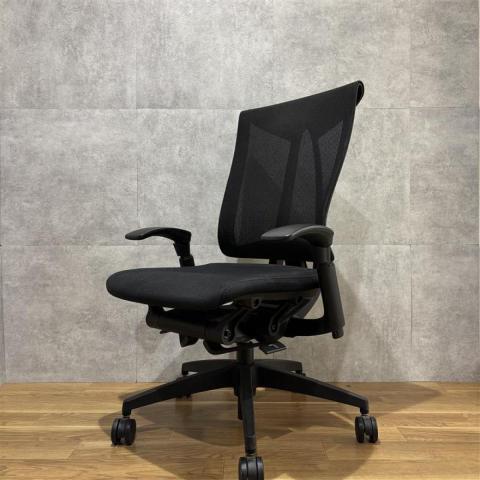 【西】～背面のレッドラインが映えるイトーキ セレーオチェア～【イトーキ】【セレーオ】【可動肘】【ブラック】【チェア】【椅子】【イス】【事務椅子【格安】【安い】【メーカー】【福岡オフィス家具】【福岡中古家具】【中古事務什器】【中古チェア】【中古椅子】