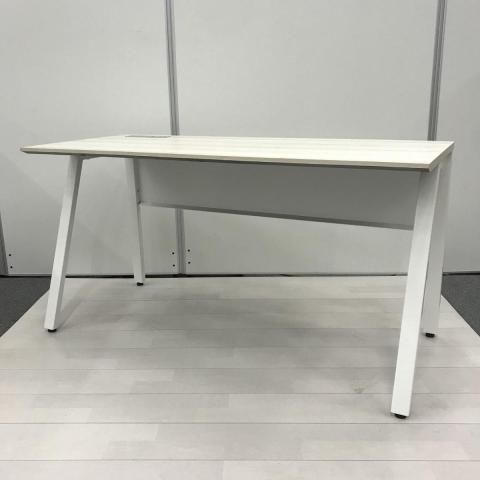 ☆未使用！新古品！【いま流行りのスタイリッシュな木目デザイン！】■オカムラ製　平デスク　W1400㎜　天板：ライトオーク　脚：ホワイト　■広々使えるワークスペース！オシャレなスラント脚！【大量入荷商品！】【Village/ヴィラージュ　VD-A】【ABW】