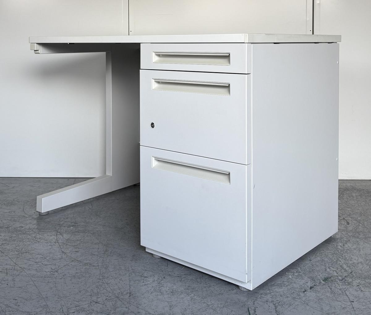 【在庫入替品】（コスト重視の方におすすめ）【収納も充実！省スペースにおすすめの横幅1000㎜のワークデスク！】■ウチダ（UTIDA）製　スカエナシリーズ　片袖机　■W1000×D600ｍｍ　■ホワイト　■シリンダー錠　■引き出し/右袖3段のみ　※ペントレー・仕切り板の部材欠け多数
                        スカエナ
                                    中古
            