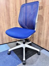 【前傾チルト機能付き】【オカムラ製品で最も人気を集める高機能メッシュチェア！】■オカムラ(okamura)製　シルフィ(Sylphy)チェア　肘無し　ハイバック　背面メッシュ　■ブルー×ホワイトシェル