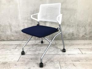 【折り畳んで収納！キャスター付で動作も楽々！】■ウチダ（UCHIDA）製　FM-345シリーズ　肘付　ネスティングチェア　会議用　キャスター付　■背面樹脂メッシュ　■ブルー×ホワイトシェル