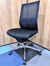 【在庫入れ替え】【訳あり品】背もたれ上部角に破れあり。【エアランバーサポートによる快適な座り心地！腰痛対策に上質なチェアを！】■コクヨ（KOKUYO）製　エアフォートチェア（AIRFORT）　肘付き　ハイバック　背面メッシュ　■可動肘/ランバーサポート付　■ブラック