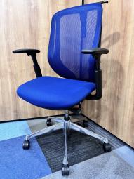 【三次元曲面が快適にフィットして背のカーブを変えられる新感覚のオフィスシーティング！】■オカムラ(okamura)製　シルフィ(Sylphy)チェア　肘付き　ハイバック　背面メッシュ　■可動肘　■インディゴブルー×ブラックシェル