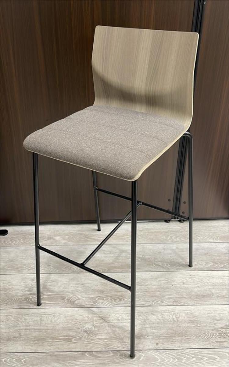 【在庫セール品・1脚限定】【T2】■オカムラ　スイープ（Sweep）　ハイチェア　■シェル：プライズウッドミディアム　座パッド：ダークブラウン　フレーム：ブラック　※座面若干シミあり【お洒落なカラーのハイチェア！　休憩スペースにいかがですか！】
                        スイープ
                                    中古
            