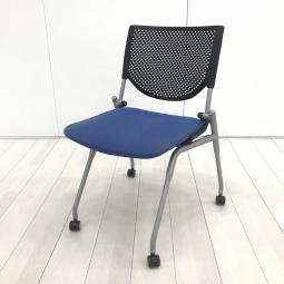 【座を跳ね上げ省スペースで収納可能！セミナーや研修に最適！】■オカムラ（okamura）製　プロスタック（pro stack）シリーズ　ネスティングチェア　ミーティングチェア　■プレーンタイプ（背面樹脂メッシュ）　■座面ブルー ×ブラックシェル【HU】【関東倉庫在庫品】【弊社使用欄：A01025689】