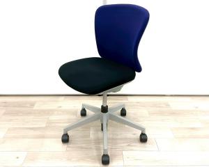 ■イナバ（inaba）製　■バルチェチェア（Valche）　■カラー：ネイビーブラック　■肘無　■ローバック　■背面パープル×座面ブラック　【弊社使用欄：A01056956】