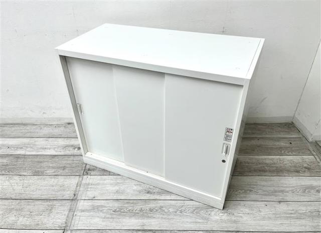 【定価約12万円】【窓下に置きやすい高さ770㎜サイズの引き違い書庫】■オカムラ/レクトライン　■3枚扉　■シリンダー錠　■引き違い書庫　■中2段　■シリンダー錠