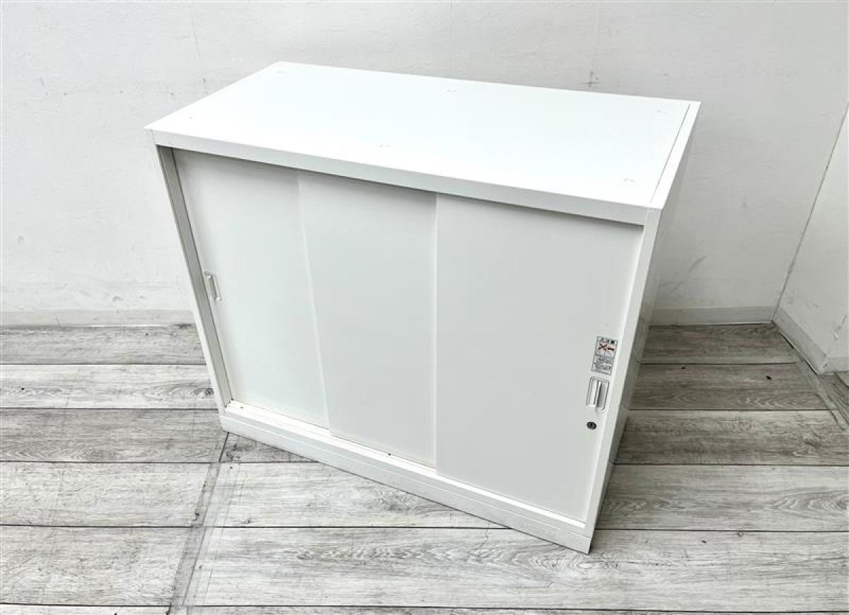 【定価約12万円】【窓下に置きやすい高さ770㎜サイズの引き違い書庫】■オカムラ/レクトライン　■3枚扉　■シリンダー錠　■引き違い書庫　■中2段　■シリンダー錠
                        レクトライン
                                    中古
            