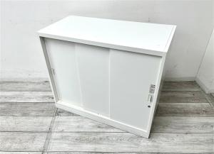 【定価約12万円】【窓下に置きやすい高さ770㎜サイズの引き違い書庫】■オカムラ/レクトライン　■3枚扉　■シリンダー錠　■引き違い書庫　■中2段　■シリンダー錠