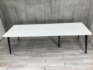 【幅3600㎜・洗練された上質なデザインの大型テーブル！】■オカムラ(okamura)製　ライブスシリーズ　会議用テーブル　ミーテイングテーブル　ハイテーブル　W3600×D1200×H1000㎜　■電源口　■ホワイト　※2枚天板のため搬入もしやすい！　オフィスバスターズ　水戸サテライト　水戸市、日立市、ひたちなか市、鹿嶋市、神栖市、牛久市、古河市、結城市、東海村、つくば市