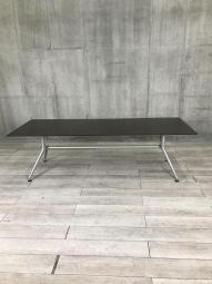 【会議室だけでなく休憩室でも！6～8名様対応・大型テーブル！】■イトーキ(ITOKI)製　DDシリーズ　ミーティングテーブル　会議テーブル　幅2400×奥行900mm　■天板：木目ダーク　脚：シルバー オフィスバスターズ　水戸サテライト　水戸市、日立市、ひたちなか市、鹿嶋市、神栖市、牛久市、古河市、結城市、東海村、つくば市