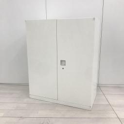 【オフィスの書類をスッキリ整理！　取っ手がどの方向からでも開くマルチハンドルが人気！】■オカムラ（okamura）製　レクトラインシリーズ　ローキャビネット　両開き書庫　W900×D450×H1100㎜　■ホワイト　■シリンダー錠