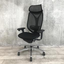 ■Okamura/オカムラ　■サブリナ(Sabrina)チェア　■ブラック（black）　■肘付き/可動肘　■ヘッドレスト付き　■背面/メッシュ　■ポリッシュ脚　■ハイバック　■スマートオペレーションタイプ　■オススメ/大人気/定番商品【弊社使用欄：A01057258】【KN】