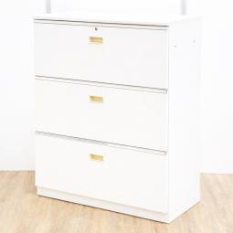 【人気３段ラテラルの小さめサイズ！天板付きのローキャビネット！】■イトーキ（ITOKI）製　シンライン（THIN LIN）シリーズ　３段ラテラル書庫　ローキャビネット　■天板付き　■ホワイト　■シリンダー錠　※ラッチ日焼け有【在庫入替えセール！】【AD】