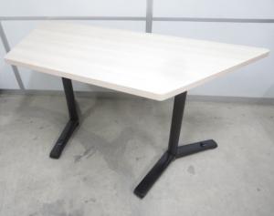 【組み合わせることで様々な形にレイアウトできます！】■オカムラ製　ライブスシリーズ　ミーティング・カフェテーブル　台形　キャスター付　木目天板【Lives Meeting Table】【ABW】