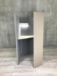 【左開口】【ワーカーの集中を高める省スペースなワークブースが入荷！】■オカムラ（okamura)製　ドレープシリーズ （テトラタイプ)　1人用ブース 　ソロワークブース　■ハイテーブル仕様　■W1000×D1200×H1920㎜　 ■ベージュ × グレー　■照明/コンセントユニット付き【ABW商材】