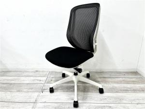【定価約11万円】【前傾チルト機能付き！オカムラ製品で最も人気を集める高機能メッシュチェア！】■オカムラ(okamura)製　シルフィ(Sylphy)チェア　肘無ハイバック　背面メッシュ　■ブラック×ホワイトシェル