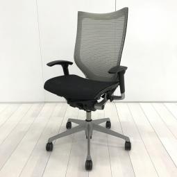 【オフィスシーンに美しく映えるシンプル＆シャープなデザイン！】■オカムラ（okamura）製　バロン（Baron）チェア　ハイバック　■肘付き／可動肘　■背・座面／メッシュ　　■ライトグレー×ブラック