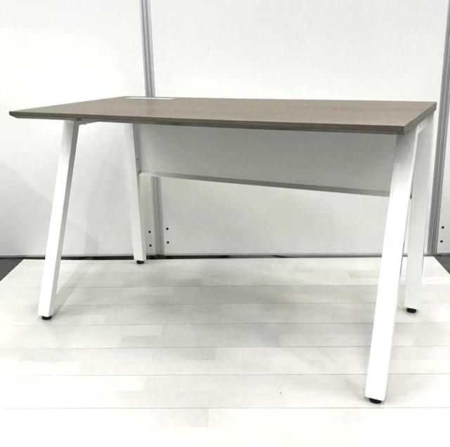 【スラント脚がスタイリッシュ!】■オカムラ(okamura)製 平机 ■VD-Aデスク ■W1200×D600×H720㎜ ■天板:ミディアムウォールナット 脚:ホワイト