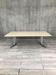 【オカムラ製高級テーブル、ラティオが入荷！人気の高い会議用テーブル！】■オカムラ(okamura)製　ラティオ(RATIO)シリーズ　ミーティングテーブル　会議用　W2400×D1200㎜　■天板：木目調ナチュラル/脚：アルミポリッシュ オフィスバスターズ　水戸サテライト　水戸市、日立市、ひたちなか市、鹿嶋市、神栖市、牛久市、古河市、結城市、東海村、つくば市