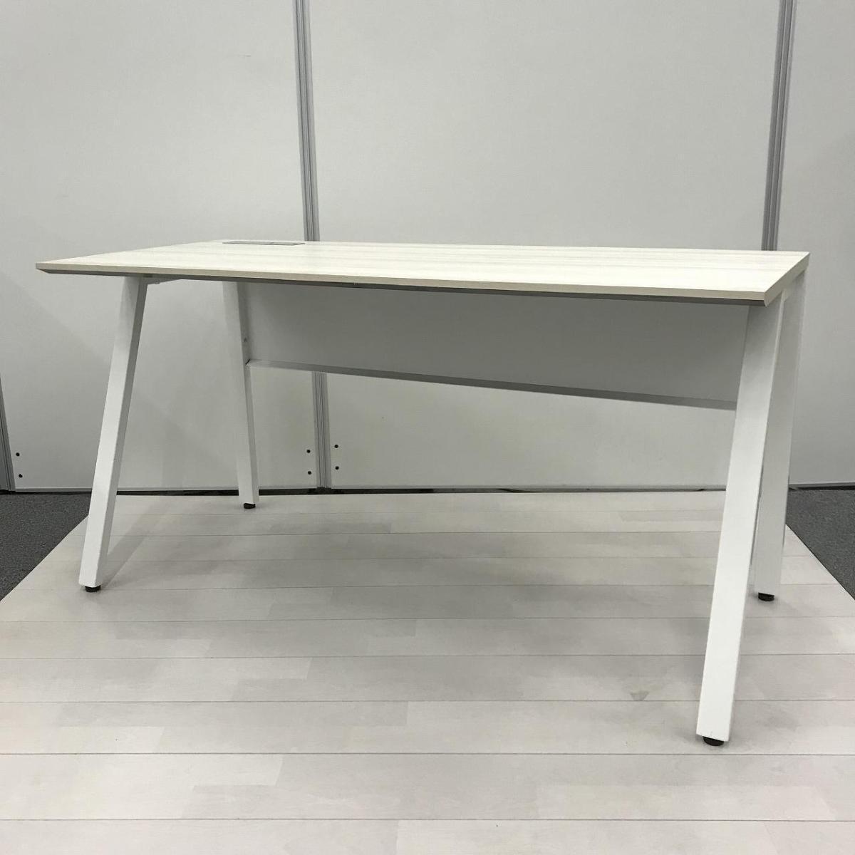 ☆未使用！新古品！【いま流行りのスタイリッシュな木目デザイン！】■オカムラ製　ワークテーブル　W1400×D600×H720㎜　天板：ライトオーク　脚：ホワイト　■広々使えるワークスペース！オシャレなスラント脚！【大量入荷商品！】【Village/ヴィラージュ　VD-A】【ABW】★
                        その他シリーズ
                                    新古品
            