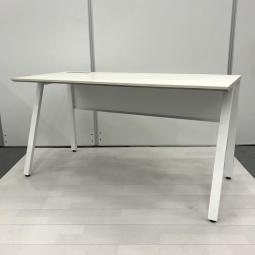 ☆未使用！新古品！【いま流行りのスタイリッシュな木目デザイン！】■オカムラ製　ワークテーブル　W1400×D600×H720㎜　天板：ライトオーク　脚：ホワイト　■広々使えるワークスペース！オシャレなスラント脚！【大量入荷商品！】【Village/ヴィラージュ　VD-A】【ABW】★