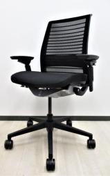 【長時間作業に適したワーキングチェア！】■スチールケース　シンクチェア　可動肘付　ブラック　3Dニット　ランバーサポート付　※肘に擦れあり★