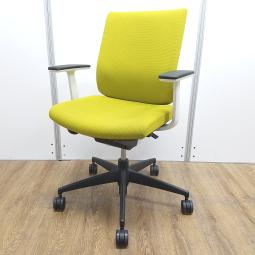 ★コクヨ製　ウィザード2　ライトオリーブ　ホワイトフレーム　肘付き　ローバック　固定肘　オフィスの王道！　納得の座り心地！　魔法のように売れ続けている定番のオフィスチェア！　肘付きローバックチェア！！