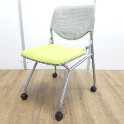 ★オカムラ製　ルナ　ライムグリーン　グレーフレーム　背面ヌードタイプ　背パッドなしタイプ　使わない時は平衡収納！　さまざまな場面で活躍するミーティングチェア！　セミナーや会議用にオススメ　ミーティングチェア　ネスティングチェア！！