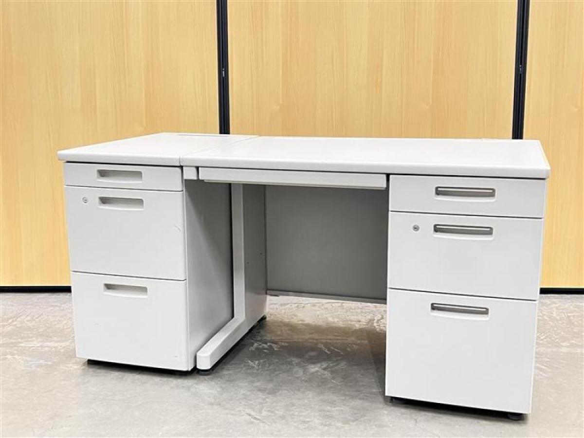 【スタンダードなデザインで高品質！　収納力を備えたスチールデスク！　上長様用の席にもおススメです！ 】■コクヨ（KOKUYO）製　BSシリーズ　片袖机＋脇机セット　■W1400×D700mm　■グレー　■シリンダー錠　※付属の脇机は在庫状況によりシリーズが異なる場合がございます。
                        BS+
                                    中古
            