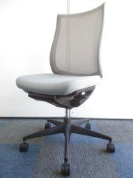 前傾から後傾まで様々な姿勢をサポート！ワンランク上の座り心地！使い勝手抜群のタイプ！ 
■コクヨ/ベゼル（Bezel）/ソフトグレー