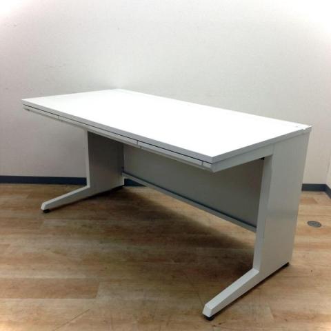 【人気商品入荷！】高品質な国産オフィスデスク！広々としたワークスペースを確保できる横幅1400㎜奥行800㎜タイプ！
■オカムラ/アドバンス/ホワイト　■シリーズ　平デスク　W1400mm×D800mm×H720mm