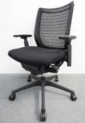 【人間工学に基づいた快適な座り心地！】■オカムラ（okamura）製　ヴィスコンテ（Visconte）チェア　肘付き　ローバック　■背面ヌードタイプ　■可動肘　■座面ブラック ×背面ブラック