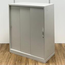 ★【T2】【T11】【商品入替のため、残り8台限り】オカムラ製　レクトライン　ニューグレー　W900xD450xH1100サイズ　シリンダータイプ　3枚引き違い書庫！！