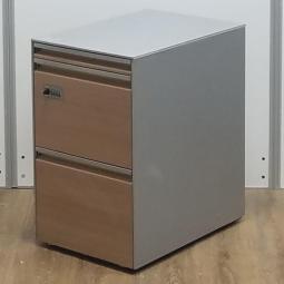 ★【T2】【T11】【商品入替のため、残り2台限り】オカムラ製　プロステージクレスト　木目調※プライズウッドミディアム　スキップシルバー　フリアド　3段　ワゴン　H640サイズ　ダイヤル錠　平机・フリーアドレスデスクのお供に！　珍しい表面ナチュラル木目調のおしゃれなワゴン！　フリーアドレスデスク用3段ワゴン！！非常は解除キーは付属しておりません。