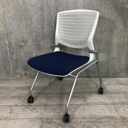 【使わない時は重ねて収納可能！定番良質ミーティングチェア】■オカムラ（okamura）製　グラータ（Grata）シリーズ　ミーティングチェア　ネスティング　■背面：ホワイトシェル×座面：ブルー【2602】弊社使用欄【A01058164】