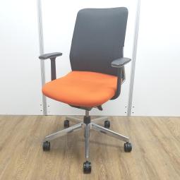 ★【T2】【T11】【商品入替のため、残り3脚限り】【肘欠けあり】コクヨ製　アガタS　オレンジｘブラック　肘付き　固定肘　高級感と座り心地を兼ね備えたハイブリッドチェア　肘付きハイバックチェア！！