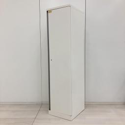 【シャープなデザインの1人用ホワイトロッカー！掃除用具入れにも！】■オカムラ（okamura）　SWシリーズ　1人用更衣ロッカー　■W450×D515×H1790mm　■ネームプレート付き　■シリンダー錠　■ホワイト【2602】弊社使用欄【A01058268】