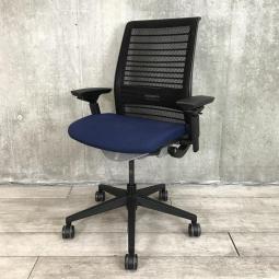 【クレジット決済可！】【ワイヤーが体にフィットするアメリカ発の大人気商品！長時間の着座ストレスを軽減！】 ■スチールケース(Steelcase)製　シンク(think)チェア　肘付き　ハイバック　■メッシュバック　■ランバーサポート付　■背面：ブラック/座面：ブルー【A01049370】【2512】