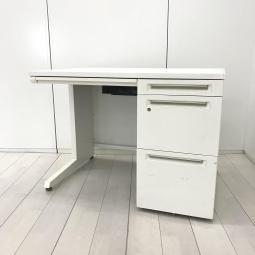 【W1000㎜タイプのコンパクト事務机！収納も充実で使いやすい片袖机！】 ■オカムラ(okamura)製　アドバンス(ADVANCE)シリーズ　片袖デスク　W1000×D700×H720㎜　■ネオホワイト　■シリンダー錠　※日焼け・塗装剝がれ有