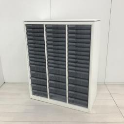 書類・備品整理の必需品！収納力抜群！/オススメ(おすすめ) /人気商品【弊社使用欄：A01058034】■オカムラ（okamura）製　レクトラインシリーズ　クリスタルトレイ　ローキャビネット　■W900×D450×H1120㎜　■3列×浅型11段＋深型5段　■天板・ベース付　■ホワイト