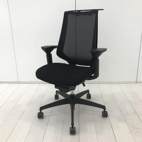 【様々な体系や姿勢にも柔軟にフィット！　座り心地抜群の肘付きハイバックチェア！】/オススメ(おすすめ) /人気商品【弊社使用欄：A01057870】■コクヨ（KOKUYO）製　デュオラメッシュチェア　ハイバック　■可動肘　■背面メッシュ　■ブラック×ブラックフレーム