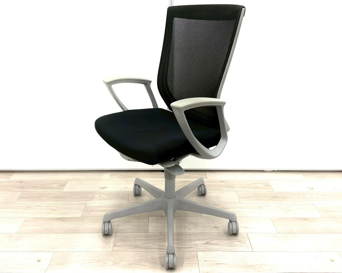 ■Okamura/オカムラ　■エスクード　■ブラックグレーシェル　■肘付き/サークル肘　■背面/メッシュ　■樹脂脚　■ハイバック　■オススメ/大人気/定番商品【弊社使用欄：A01054877】
                        エスクード
                                    中古
            