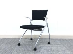 【ソフトベンディングシェルが背を優しく受け止める！】■イトーキ(ITOKI)製　マノス(MANOSS)チェア　肘付　ネスティングチェア　ミーティングチェア　■固定肘・背パッド付　■キャスター脚　■ブラック×ホワイトシェル【T2】