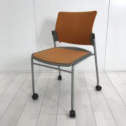 【スタイリッシュなデザインで座りやすい！】■オカムラ（okamura）製　フォルマシリーズ　スタッキングチェア　■キャスター付　■オレンジ【2512】弊社使用欄【A01050155】