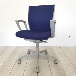 【在庫入替セール】【2脚限定】【基本性能を向上させたワンランク上のスタンダードモデル！長時間のデスクワークもランバーが快適にサポート！】■オカムラ（okamura）製　エスクードチェア（ESCUDO）　肘付き　ローバックチェア　■ダークブルー×グレーシェル　■デザインアーム　■ランバーサポート【T2】