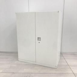 【オフィスの書類をスッキリ整理！　取っ手がどの方向からでも開くマルチハンドルが人気！】■オカムラ（okamura）製　レクトラインシリーズ　ローキャビネット　両開き書庫　W900×D450×H1100㎜　■ホワイト　■シリンダー錠