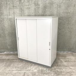 【書類の収納スペースを増やしたい方に!収納力抜群な観音開きタイプのキャビネット】■イトーキ(ITOKI) シンライン(THIN LINE) 引き違い書庫 3枚引き戸タイプ ローキャビネット ■グレー ■シリンダー錠 ■天板/ベース付き