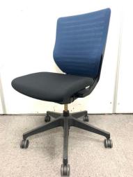 【在庫入替セール】【4脚入荷】【体格にあわせた最適な座り心地！操作レスな体重感応メカを搭載/オススメ(おすすめ) /人気商品】 ■イトーキ製　エピオスチェア（EPIOS）■座面ブラック×背面ネイビーブルー　■ブラックシェル　■肘無ローバック　オフィスバスターズ　東大阪店【T2】